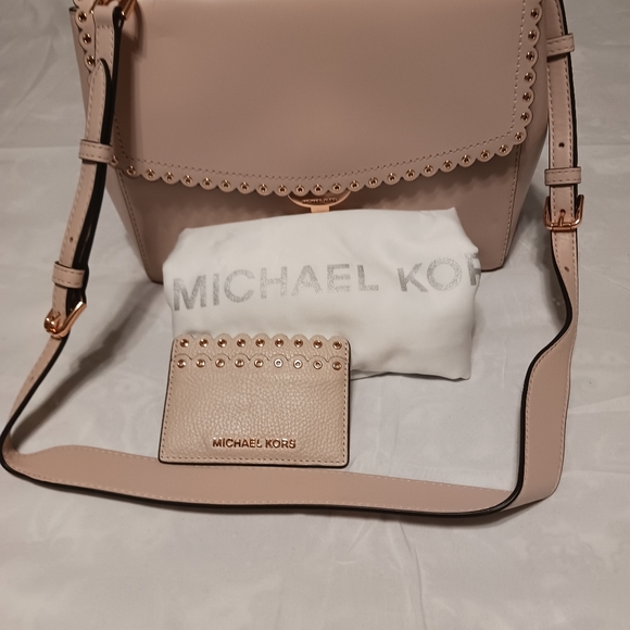 Authentic Michael Kors Satchel, extra webbing strap, card holder, and cardcase. - Picture 11 of 11